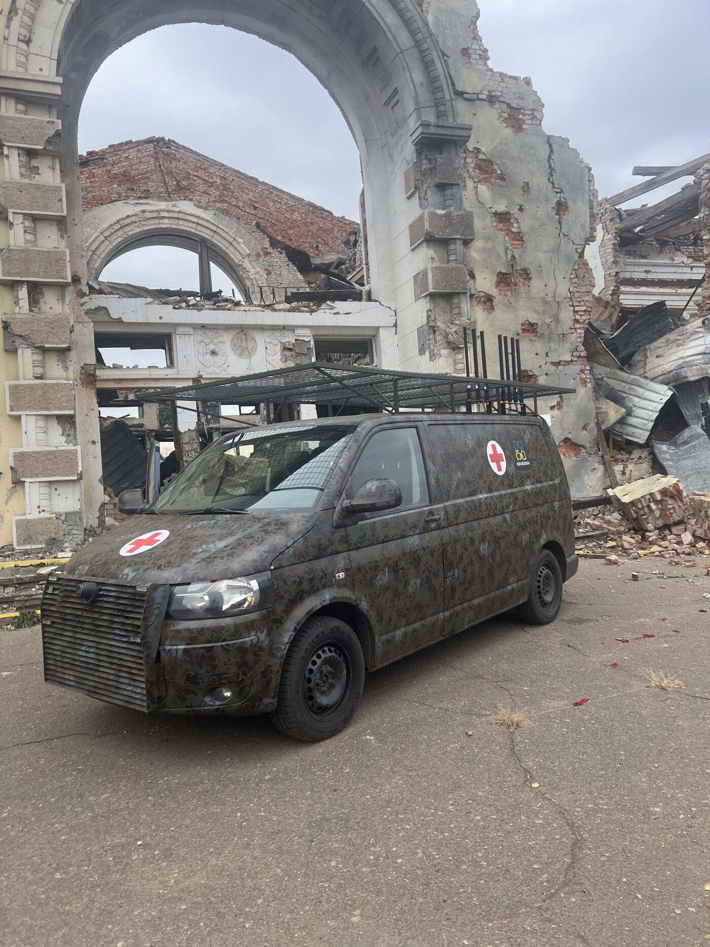 Справжній бус команди «Відчайдушні» серед зруйнованих будівель