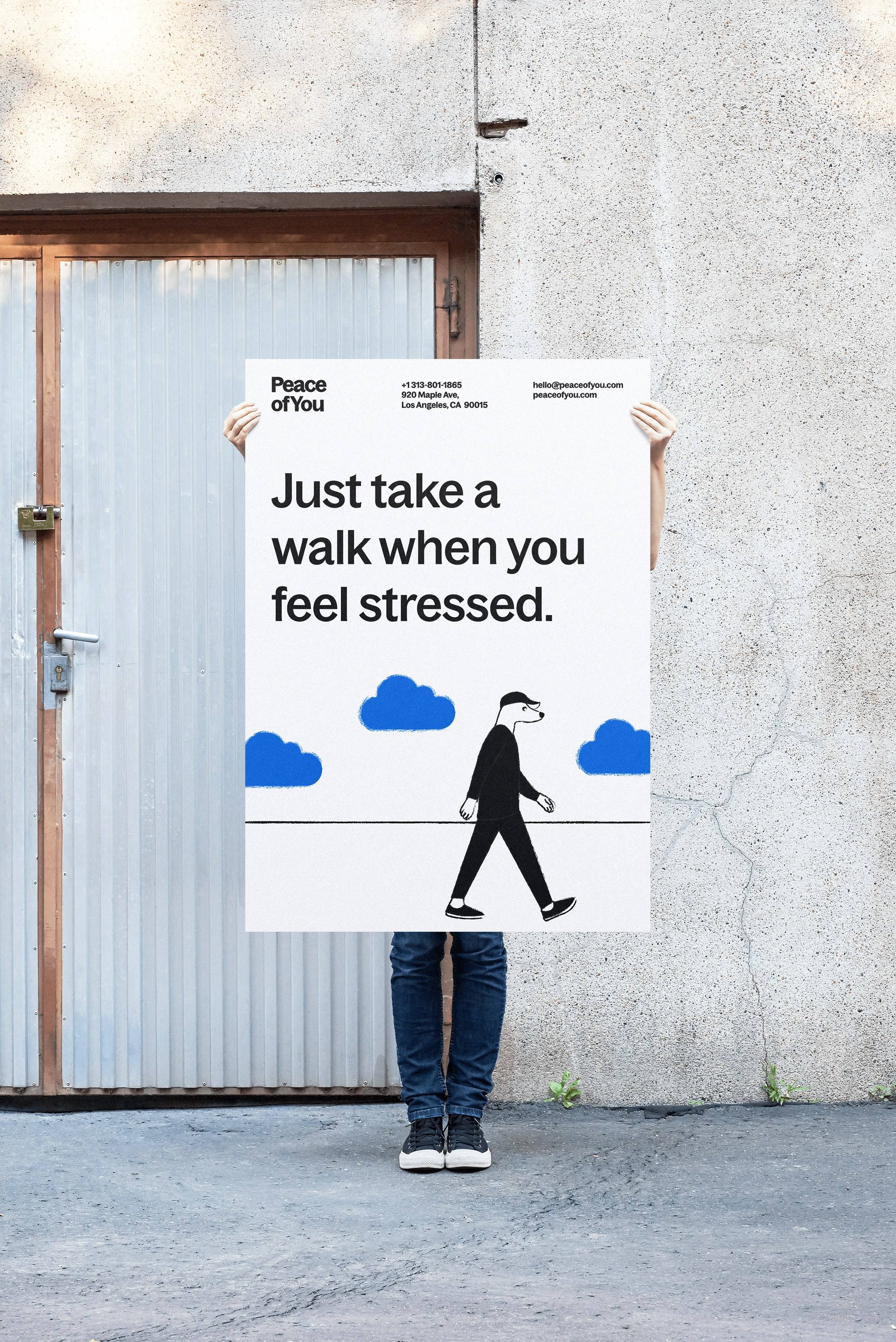 Людина тримає постер «Just take a walk when you feel stressed.»