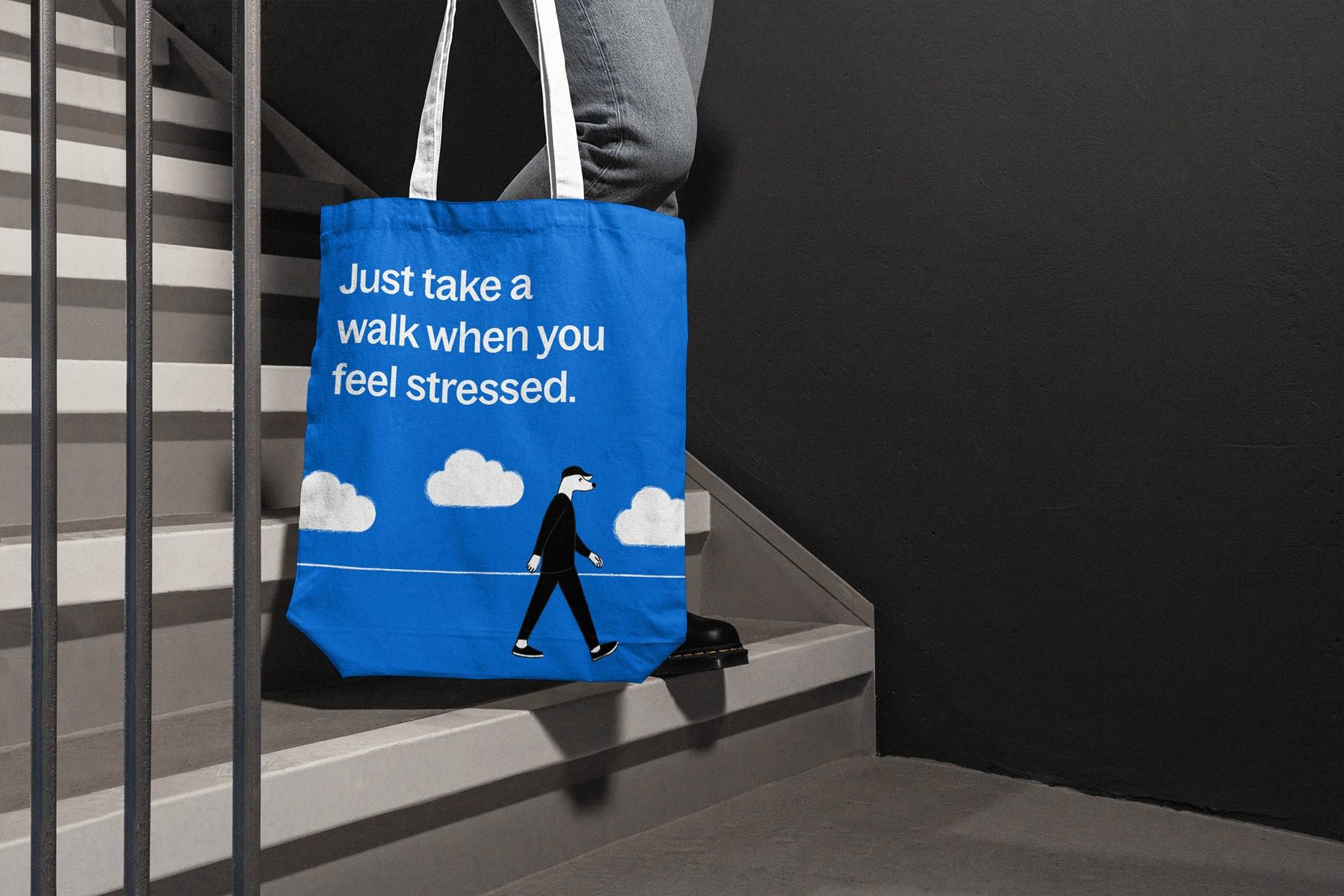 Синій шопер з персонажем і написом «Just take a walk when you feel stressed.»