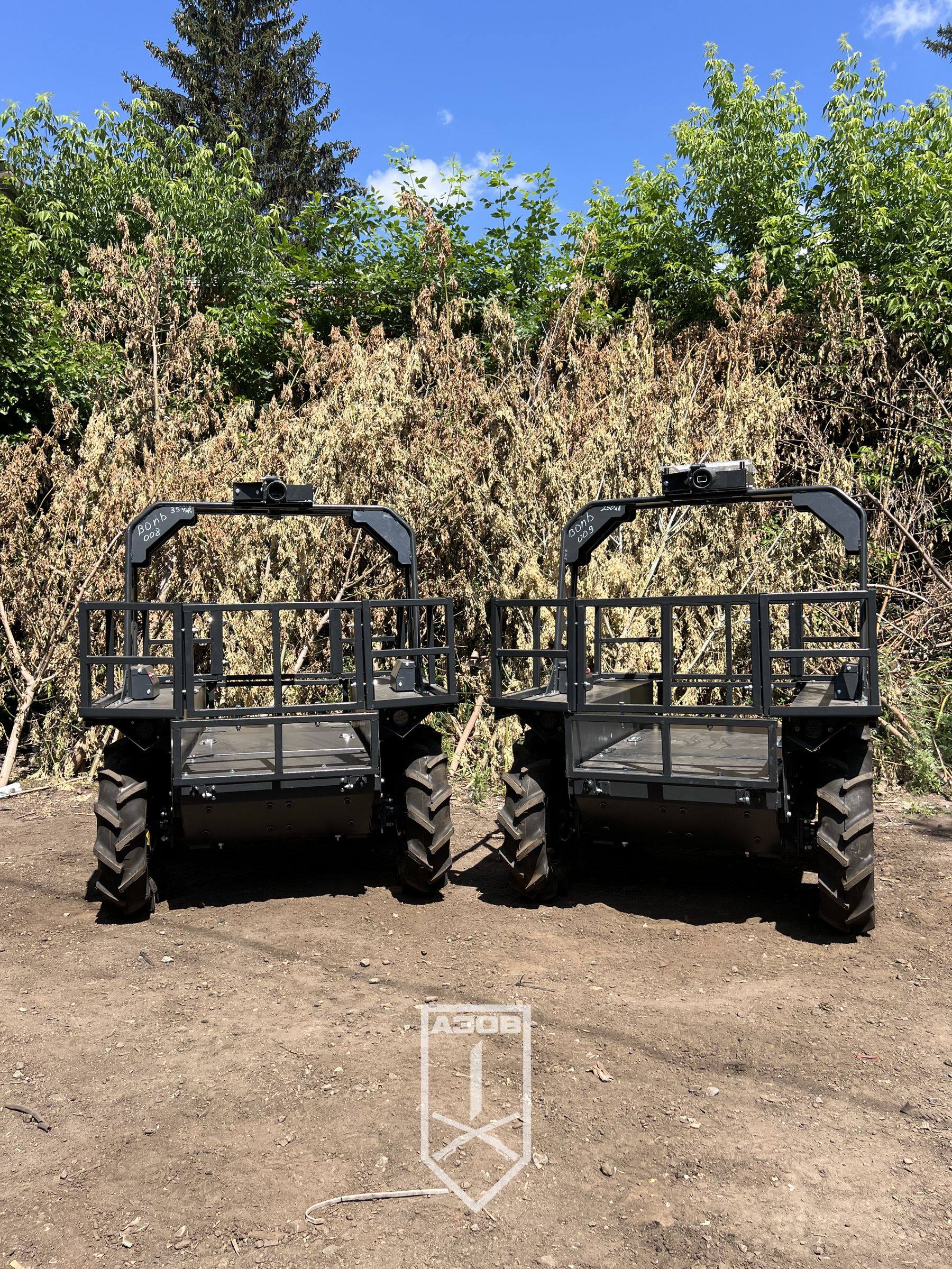 Дві платформи KART 1000 поруч